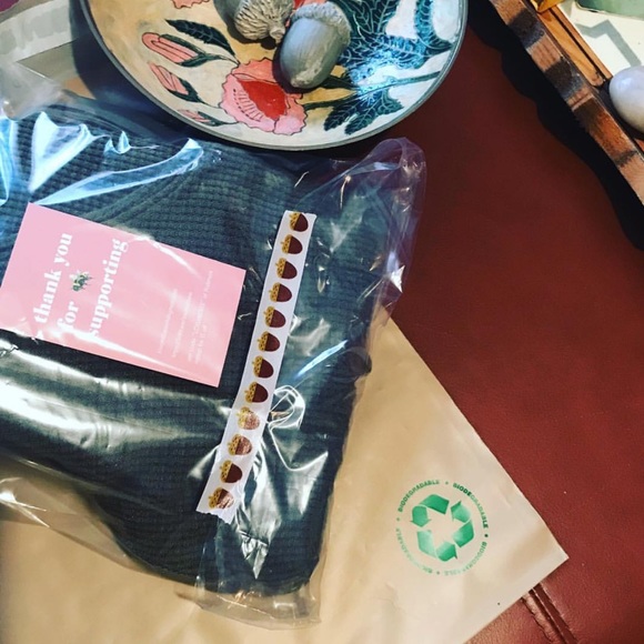 Lou 🐺 & Bee 🐝 - Picture 3 of 4